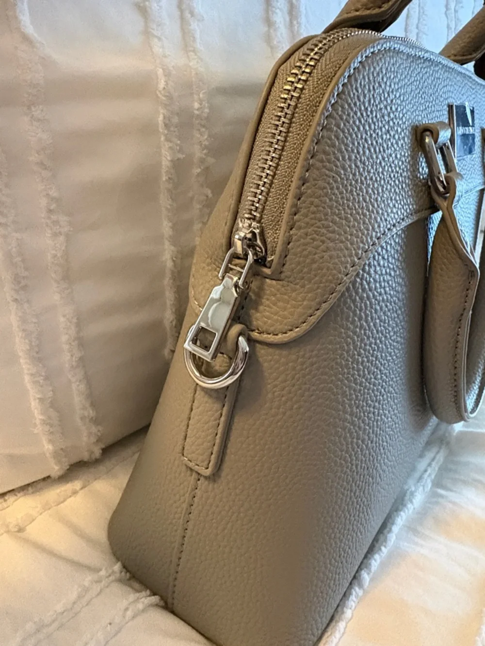 Brand new! London Skye handbag and wallet set